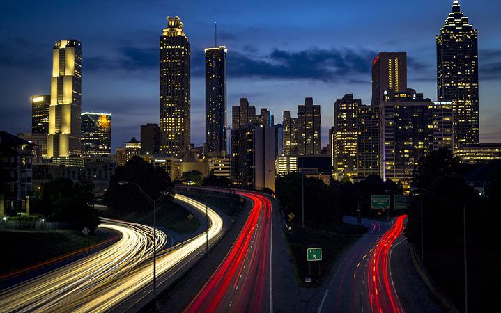 Zalety urlopów nad morzem w dużym mieście – dostęp do taksówek